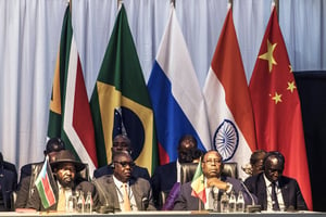 Le président du Soudan du Sud, Salva Kiir (à gauche), et le président du Sénégal, Macky Sall (à droite)au sommet des Brics à Johannesburg, le 24 août 2023. © MARCO LONGARI/AFP