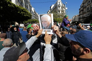 Un portrait de Khaled Nezzar, portant la mention « assassin », brandi lors d’une manifestation du Hirak, à Alger, le 12 mars 2021. © Toufik Doudou/AP/SIPA