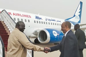 Le général Abdel Fattah al-Burhane (à droite) monte dans un avion à destination de l’Égypte à l’aéroport de Port-Soudan, le 29 août 2023. © Sudan’s Transitional Sovereignty Council / AFP