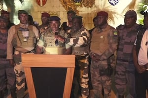 Des officiers de l’armée gabonaise affirment avoir pris le pouvoir à la télévision, le 30 août 2023. © Photo by – / Gabon 24 / AFP)