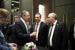 Hakan Fidan (au centre) et Feridun Sinirlioglu (à dr.) s’entretiennent avec le ministre russe des Affaires étrangères Sergueï Lavrov en marge du Sommet des dirigeants du G20 en Turquie, le 15 novembre 2015 à Antalya, en Turquie. © Aykut Unlupinar/Anadolu Agency/AFP