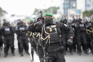 Des éléments de la garde républicaine coiffés de leurs bérets verts lors du défilé du 17 août 2023. © COM PR