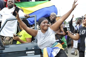 Des Gabonais après la chute d’Ali Bongo Ondimba, à Libreville, le 30 août 2023. © AFP
