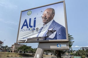 Un panneau de campagne déchiré du président déchu du Gabon, Ali Bongo Ondimba, à Libreville, le 31 août 2023 © AFP
