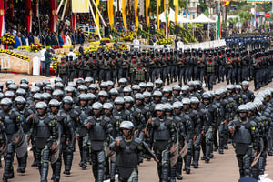 Des troupes de l’armée et de la police défilent lors de la célébration de la fête nationale à Yaoundé, au Cameroun, le 20 mai 2023. © JP Kepseu/Xinhua/SIPA