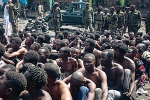 Des personnes arrêtées lors d’une opération militaire visant à empêcher une manifestation contre la Monusco organisée par une secte religieuse, à Goma, dans l’est de la RDC, le 30 août 2023. © AFP