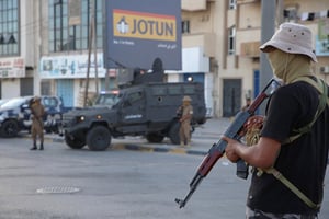 Des membres du personnel de sécurité affilié au ministère de l’Intérieur sécurisent les rues après des affrontements entre factions armées à Tripoli, le 16 août 2023. © REUTERS/Hazem Ahmed