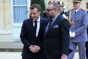 Le président Emmanuel Macron accueillant le roi Mohammed VI à l’Élysée, le 10 avril 2018. © Alfonso Jimenez/REX/Shutterstock/SIPA