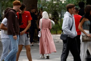 Une femme portant une abaya à Nantes, le 29 août 2023. © REUTERS/Stephane Mahe