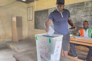 Dans un bureau de vote de Koumassi, à Abidjan. © Aïssatou Diallo pour JA