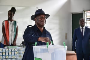 Le président ivoirien Alassane Ouattara vote lors des élections locales du 2 septembre 2023. © AFP