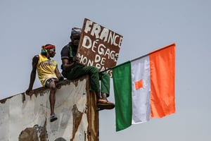 Lors d’une manifestation anti-française à Niamey, le 2 septembre 2023. © AFP
