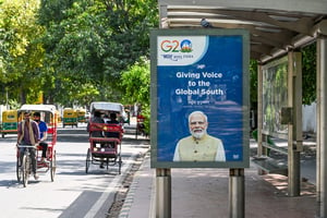 Une affiche annonçant le G20 avec un portrait du Premier ministre indien Narendra Modi, à New Delhi, le 4 septembre 2023. © SAJJAD HUSSAIN/AFP