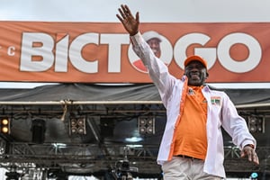 Adama Bictogo en campagne pour les élections municipales à Yopougon, le 31 août. © Sia KAMBOU / AFP