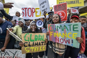 Des activistes climatiques militant pour un financement plus conséquent des pays riches pour les énergies renouvelables, à Nairobi, à l’ouverture du premier sommet africain sur le climat, le 4 septembre 2023. © Suleiman Mbatiah / AFP