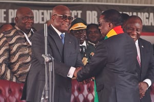 Le président congolais, Félix Tshisekedi, (g.) congratule son homologue zimbabwéen, Emmerson Mnangagwa, tout juste réélu, lors de la cérémonie d’investiture de ce dernier, à Harare le 4 septembre 2023. © Zinyange Auntony / AFP