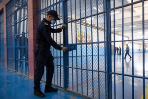 Le 9 août, l’Observatoire marocain des prisons (OMP) a plaidé pour l’adoption du projet de loi, actuellement en discussion au Parlement, sur les peines alternatives. © (Photo by FADEL SENNA / AFP)