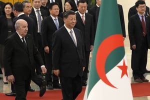 Le président algérien, Abdelmadjid Tebboune, et le président chinois, Xi Jinping, lors d’une cérémonie de bienvenue au Grand Hall du Peuple à Pékin, le 18 juillet 2023. © Ng Han Guan/POOL/AFP