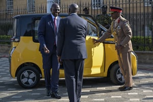 Le président kenyan William Ruto arrive au Sommet africain sur le climat en voiture électrique, au Kenyatta International Convention Center à Nairobi, le 6 septembre 2023. © SIMON MAINA / AFP