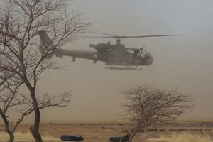 Un hélicoptère français Gazelle participe le 27 mars 2019 au début de l’opération de la force française Barkhane dans la région du Gourma au Mali. © DAPHNE BENOIT/AFP
