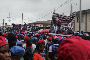 Des partisans de la Coalition pour le changement démocratique (CDC, au pouvoir) soutiennent le président George Weah lors du lancement officiel de sa campagne pour la présidentielle du 10 octobre (ici à Monrovia, le 7 septembre). © Photo by EMMANUEL TOBEY / AFP