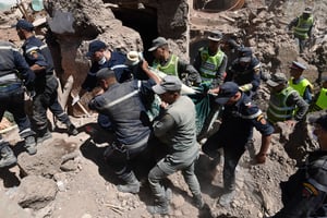 Des sauveteurs sortent un corps des décombres du village de Tikht, près d’Adassil, le 10 septembre 2023. © Photo by Fethi Belaid / AFP