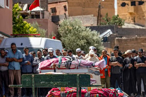 Prière pour des victimes du séisme dans le village de Moulay Brahim, province d’Al Haouz, le 9 septembre 2023. © FADEL SENNA / AFP