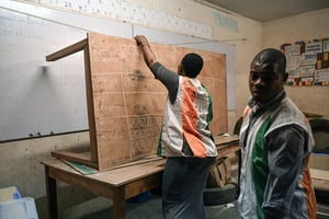 Deux agents de la Commission électorale indépendante (CEI) comptent les bulletins de vote pour les élections municipales et régionales dans la commune du Plateau à Abidjan, le 2 septembre 2023. © Sia KAMBOU / AFP