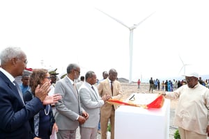 Le président djiboutien, Ismaïl Omar Guelleh, inaugure officiellement le premier parc éolien du pays, situé dans la baie du Ghoubet, le 10 septembre 2023. © Présidence de Djibouti