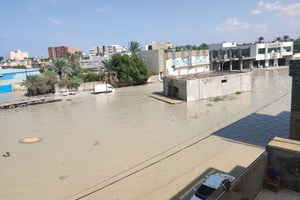 Une vue de la zone où de nombreuses habitations, véhicules et lieux de travail ont été endommagés après les inondations causées par les fortes pluies qui ont frappé la région de Misrata, en Libye, le 10 septembre 2023. © Emhmmed Mohamed Kshiem / ANADOLU AGENCY / Anadolu Agency via AFP