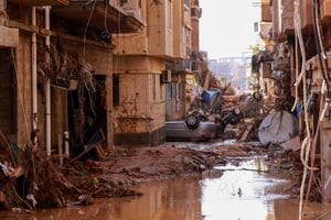 Des voitures renversées parmi d’autres débris causés par des inondations soudaines à Derna, dans l’est de la Libye, le 11 septembre 2023. © AFP