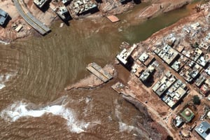 Cette photo satellite montre la route côtière après les inondations à Derna, le 13 septembre 2023. © Maxar Technologies / AFP