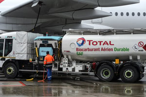 Ravitaillement d’un Airbus A350-900, le premier avion long-courrier d’Air France alimenté en carburant durable d’aviation (SAF) produit par le groupe énergétique français TotalEnergies, à l’aéroport de Roissy, le 18 mai 2021. © Eric PIERMONT / AFP