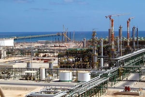 L’usine Eni de compression de gaz onshore à Mellitah, en Libye. © AP Photo/Eni Press office