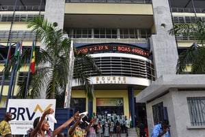 Devant la Bourse régionale des valeurs mobilières (BRVM), à Abidjan, le 11 janvier 2017. © ISSOUF SANOGO / AFP