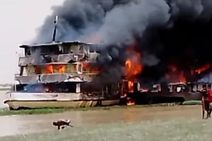 Le « Tombouctou » en flammes sur le fleuve Niger, le 7 septembre 2023. © DR