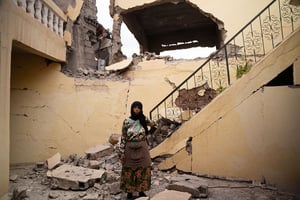 Fatima Zahra a dû quitter sa maison défigurée par le séisme qui a frappé le Maroc. Habitante de Douar Larab, juste à côté de l’hôpital de campagne, elle s’est installée dans une tente de fortune, en face de chez elle. © Paulin Amato pour JA