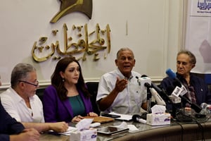 De g. à dr. : Akmal Kortam, Gamila Ismail, Mohamed al-Sadat et Osama al-Ghazali Harb, responsables de la colition Mouvement libre, au Caire, le 28 août, après la détention de Hisham Kassem, le chef de leur mouvement. © Khaled DESOUKI / AFP.