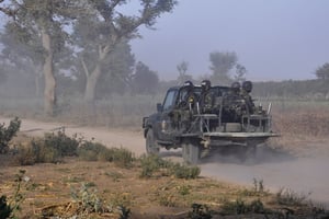 Des membres du bataillon d’intervention rapide camerounaise patrouillent à la périphérie de Mosogo, dans la région de l’extrême-nord du pays où les jihadistes de Boko Haram sont actifs depuis 2013, le 21 mars 2019. © REINNIER KAZE/AFP