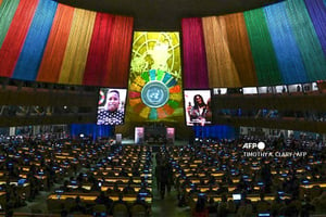 Diffusion d’une vidéo diffusée lors de la session d’ouverture du deuxième sommet sur les objectifs de développement durable (ODD) à New York, le 18 septembre 2023. © TIMOTHY A. CLARY / AFP