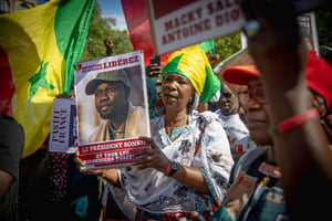 Manifestation de soutien à l’opposant sénégalais Ousmane Sonko, à Paris, le 19 août 2023. © Kiran Ridley/AFP