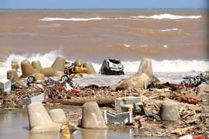 Un véhicule détruit sur le rivage de Derna, le 19 septembre 2023, après les inondations meurtrières. © Mahmud Turkia / AFP