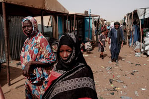 Jour de marché au camp de M’Berra à Bassikounou, en juin 2022. La ville, située dans  sud-est de la Mauritanie, a vu arriver un grand nombre de nouveaux arrivants ces derniers mois, fuyant la récente flambée de violence dans les régions du centre du Mali. © GUY PETERSON/AFP