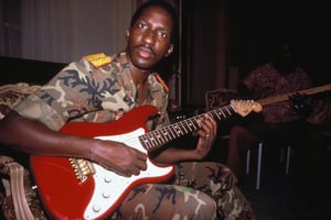 Le président burkinabè Thomas Sankara jouant de la guitare électrique, le 17 novembre 1986. © Patrick AVENTURIER/GAMMA-RAPHO