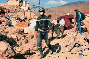 Une équipe de secoureurs dans les ruines du village Imlil, dans la province d’Al-Haouz, au Maroc, le 14 septembre 2023. © Saouri Aissa/Xinhua.