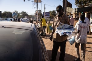 Un vendeur ambulant à Ouagadougou, le 24 janvier 2022. © AFP