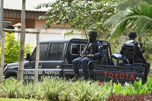Des gendarmes ivoiriens en patrouille, le 7 novembre 2020 à Abidjan. © Issouf SANOGO / AFP