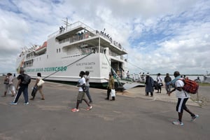 Le ferry Aline-Sitoe-Diatta à Ziguinchor, en 2012. Il a remplacé le Joola, qui a chaviré au large de la Gambie le 26 septembre 2002. © SEYLLOU/AFP
