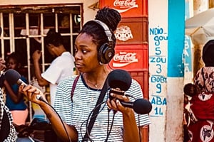 Estelle Ndjandjo, créatrice du podcast « Une Afropéenne en pays Sawa », ici à Dakar sur le tournage de « Dakar c’est la vie » pour Binge Audio, en septembre 2020. © Clément Di Roma