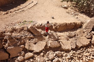 Un enfant au milieu des décombres, à Amizmiz, le 10 septembre 2023. © NACHO DOCE/REUTERS